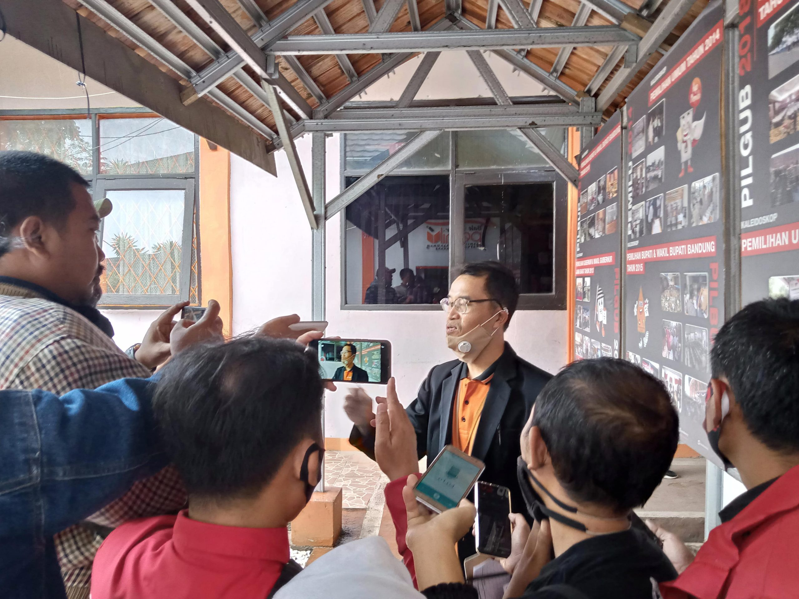 Ketua KPU Kabupaten Bandung, Agus Baroya saat diwawancara wartawan (Foto: Verawati/dara.co.id)
