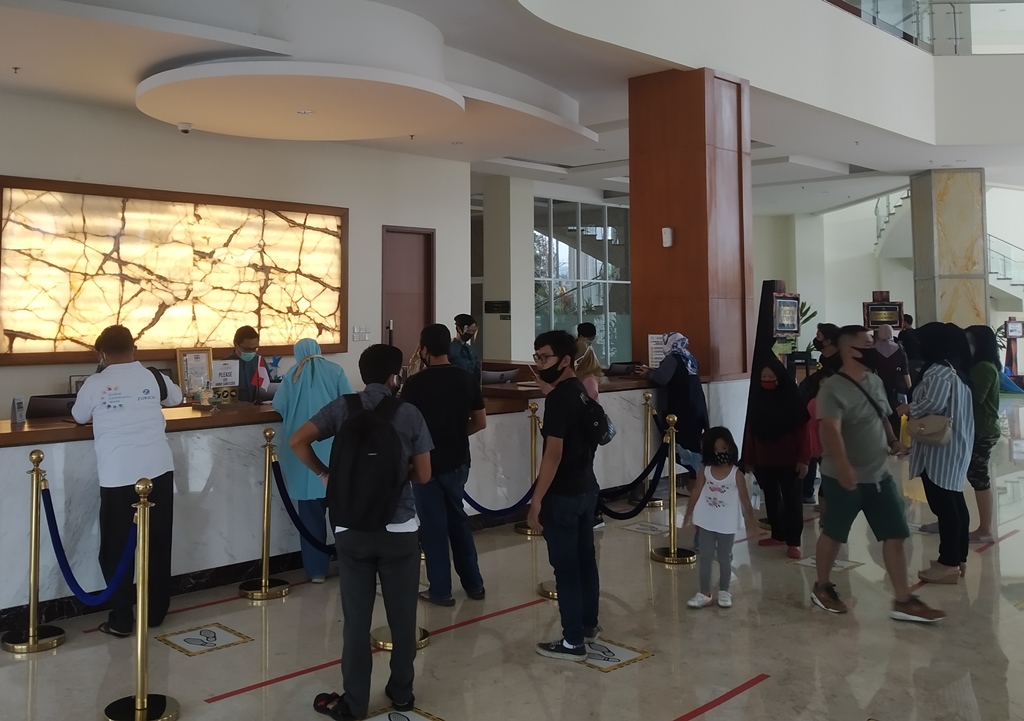 Antrean sejumlah tamu di Le Eminence Hotel Puncak Ciloto, Kabupaten Cianjur, Jawa Barat, Minggu (16/8/2020). (Foto: Angga Purwanda/dara.co.id)
