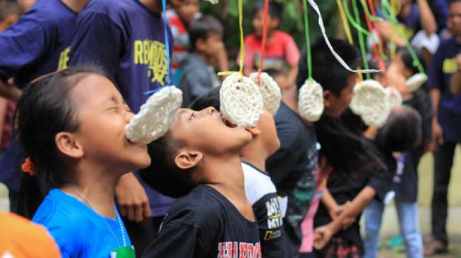 Lomba makan kerupuk merupakan salah satu jenis perlombaan yang digelar saat perayaan HUT RI. (Foto: Shutterstock)