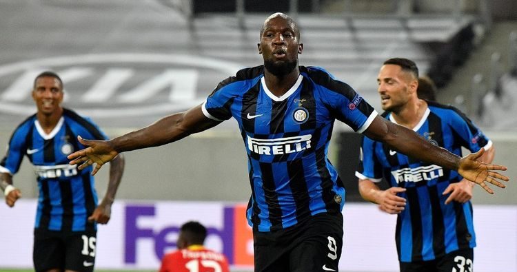 Romelu Lukaku (tengah) merayakan golnya pada laga perempat final Liga Europa yang mempertemukan Inter Milan vs Bayer Leverkusen di Duesseldorf Arena, Jerman, Selasa (11/8/2020) dini hari WIB. (AFP via Kompas)