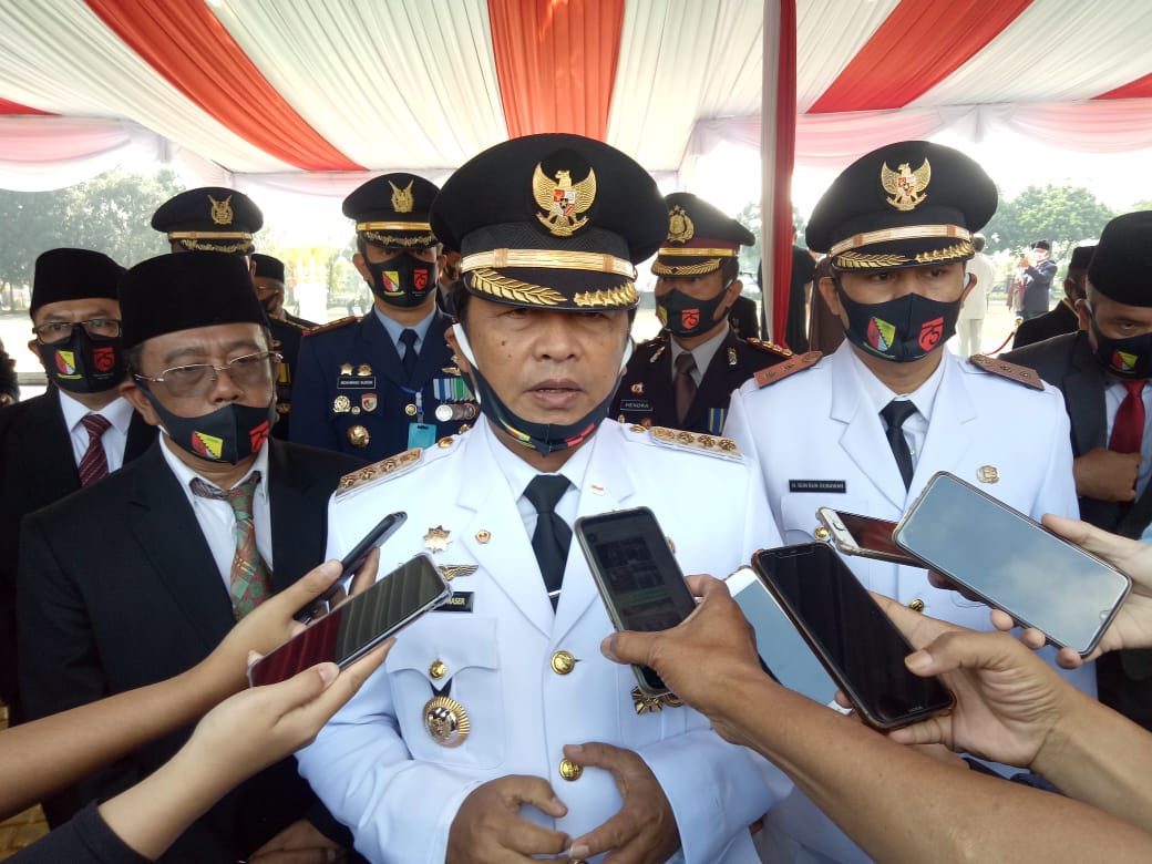 
Bupati Bandung Dadang M Naser memberikan Keterangan Pers usai Upacara HUT RI ke-75 di Lapangan Upakarti, Komplek Pemkab, Senin (17/8/2020). (Foto : vera/dara.co.id)
