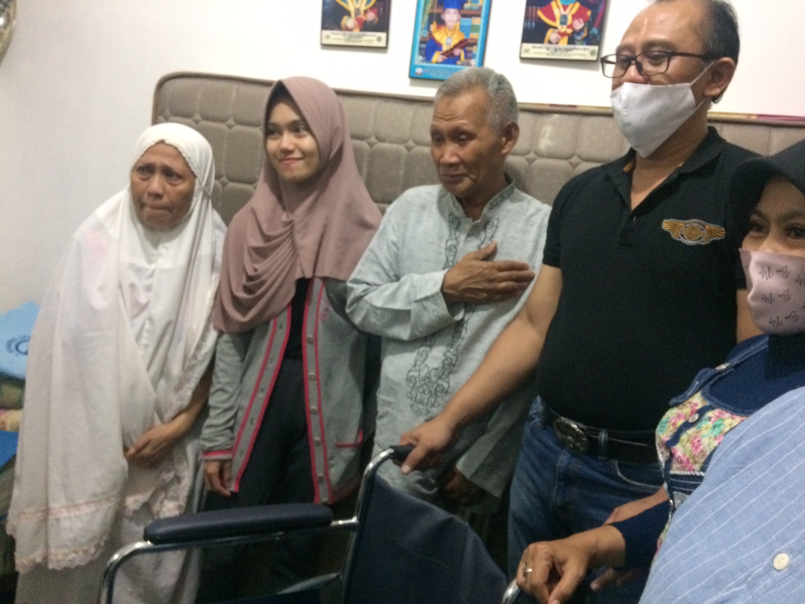 Ketua DPC PDI Perjuangan Kota Bandung yang juga Wakil Ketua DPRD Kota Bandung Achmad Nugraha (berbaju hitam) berikan bantuan kepada warga tak mampu yang derita sakit bertahun-tahun di Kelurahan Sukabungah, Kota Bandung, Minggu (16/8/2020). (Foto: Avila Dwi Putra/dara.co.id)