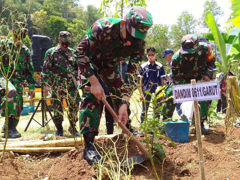 Dandim 0611/Garut, Letkol Czi Dr. Deni Iskandar, saat melakukan penanaman pohon di Desa Lingkung Pasir, Kecamatan Cibiuk, Kabupaten Garut, Rabu (23/9/2020) (Foto: Andre/dara.co.id)