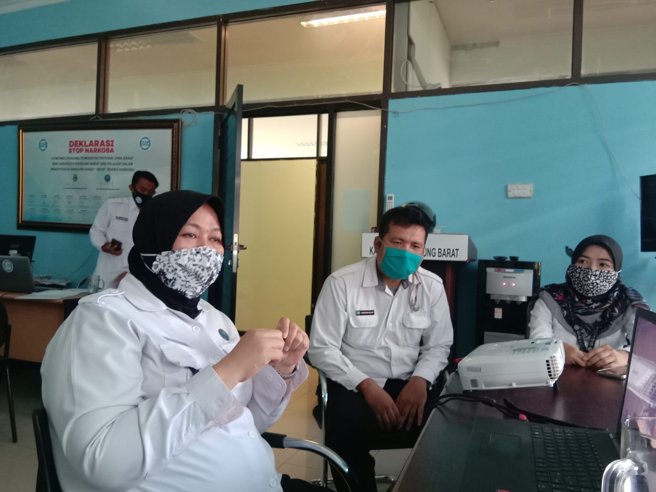 Kepala BNN KBB Sam Noorati bersama stafnya
