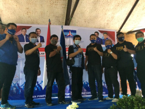 Ketua DPC Partai Demokrat Kota Bandung Entang Suryaman (empat dari kiri) berfoto bersama jajaran pengurus DPC Partai Demokrat Kota Bandung, usai mendeklarasikan diri sebagai bakal calon walikota Bandung, Minggu (20/9/2020). (Foto : avila/dara.co.id)
