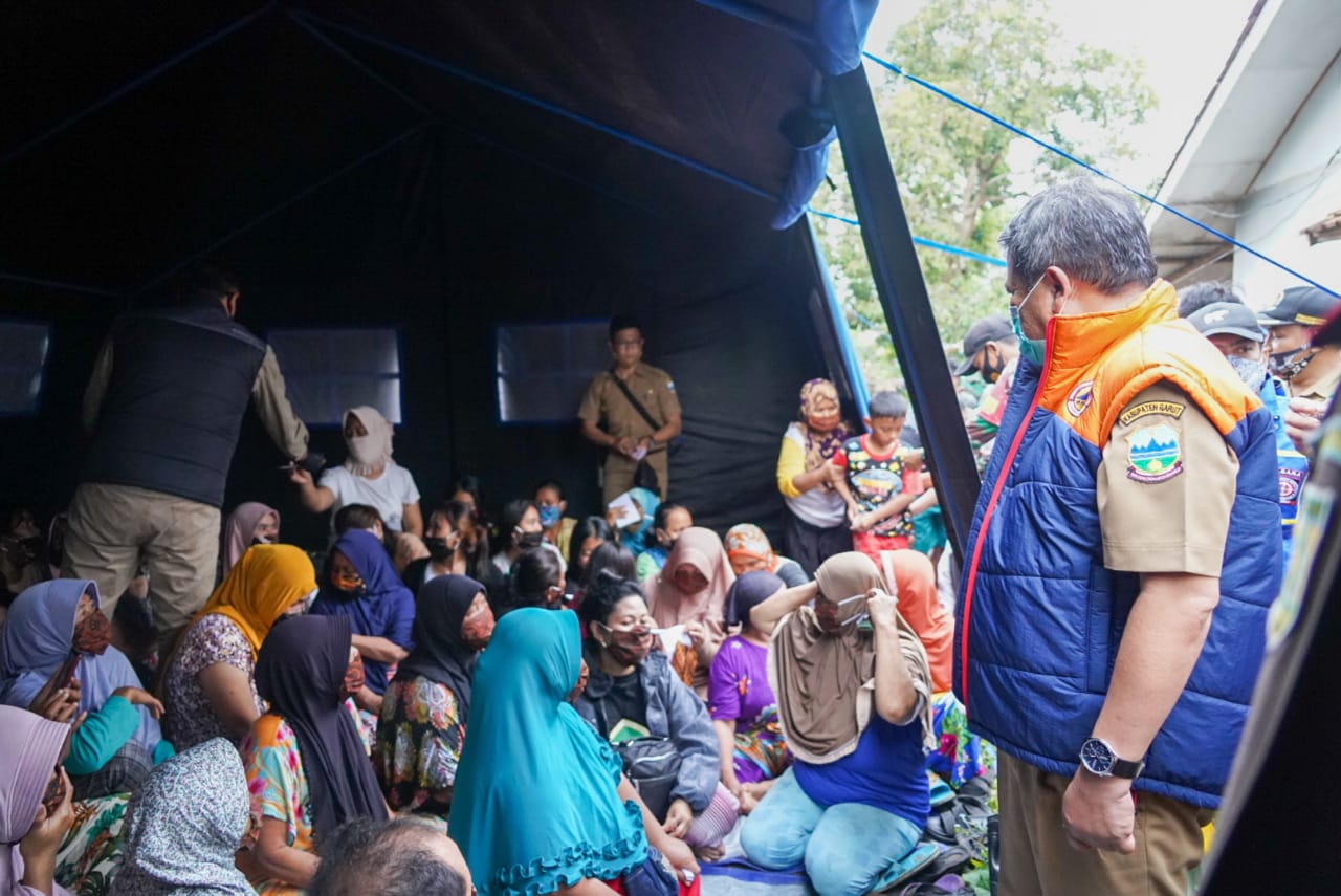 Bupati Garut, Rudy Gunawan, bersama unsur Forkopimda saat meninjau warga yang terdampak banjir bandang di tenda pengungsian di Kecamatan Pameungpeuk, Kabupaten Garut.(andre/dara.co.id)