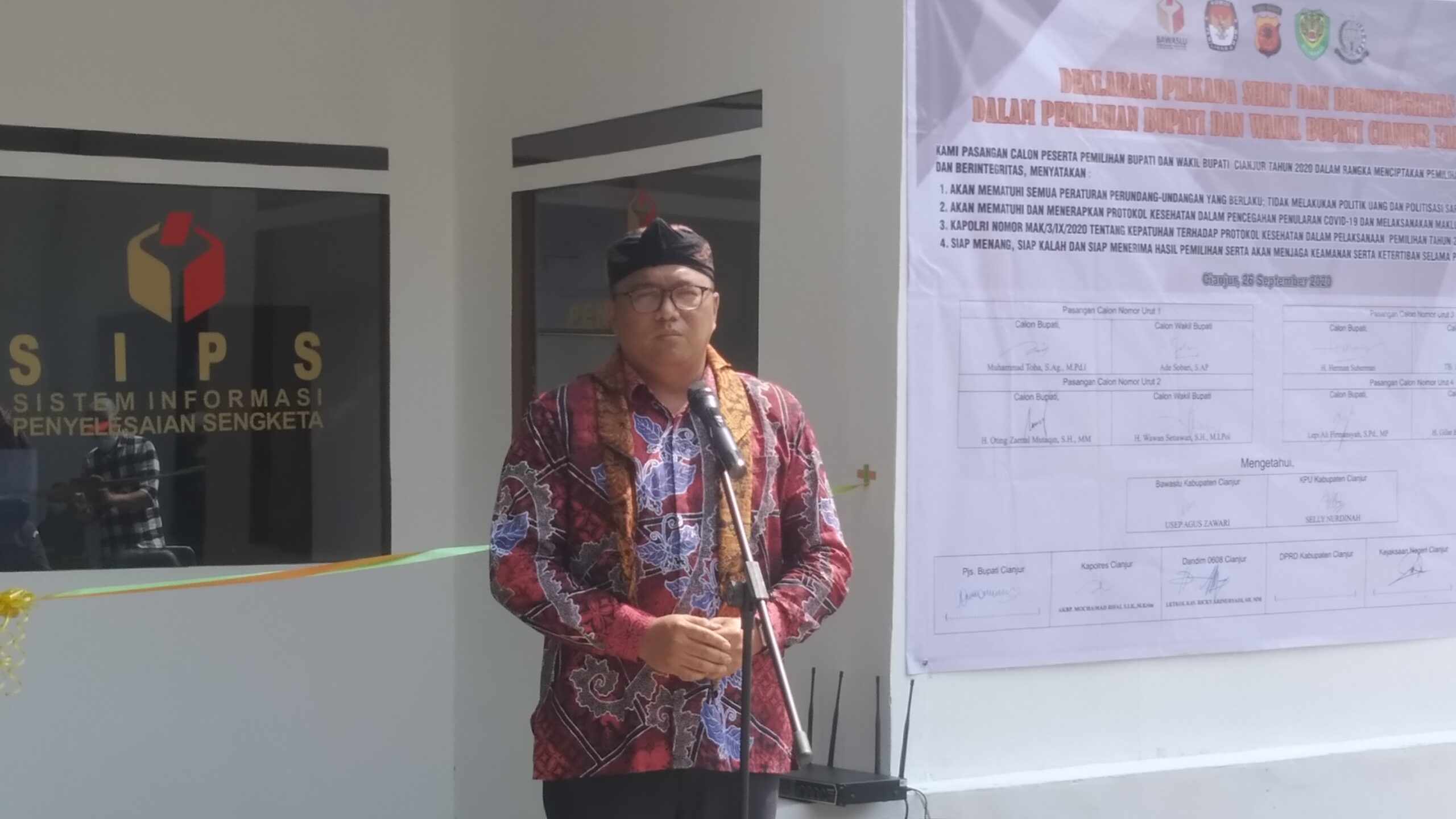 Anggota Badan Pengawas Pemilu Republik Indonesia (Bawaslu RI), Fritz Edward Siregar disela-sela kunjungannya ke Kantor Bawaslu Kabupaten Cianjur, Jawa Barat, Senin (19/10/2020).(Purwanda/dara.co.id) 
