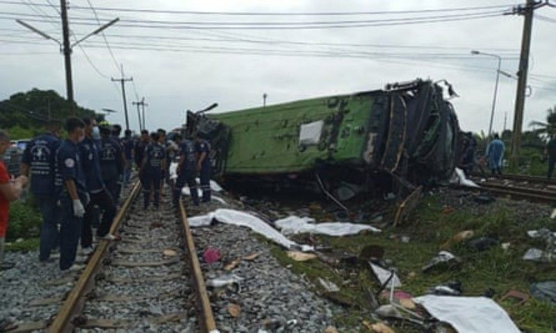 Kecelakaan antara kereta barang dan bus terjadi di Thailand pada Minggu (11/10/2020) pagi hingga menewaskan sedikitnya 20 orang dan lebih dari 40 luka-luka. (Foto : pikiranrakyat)
