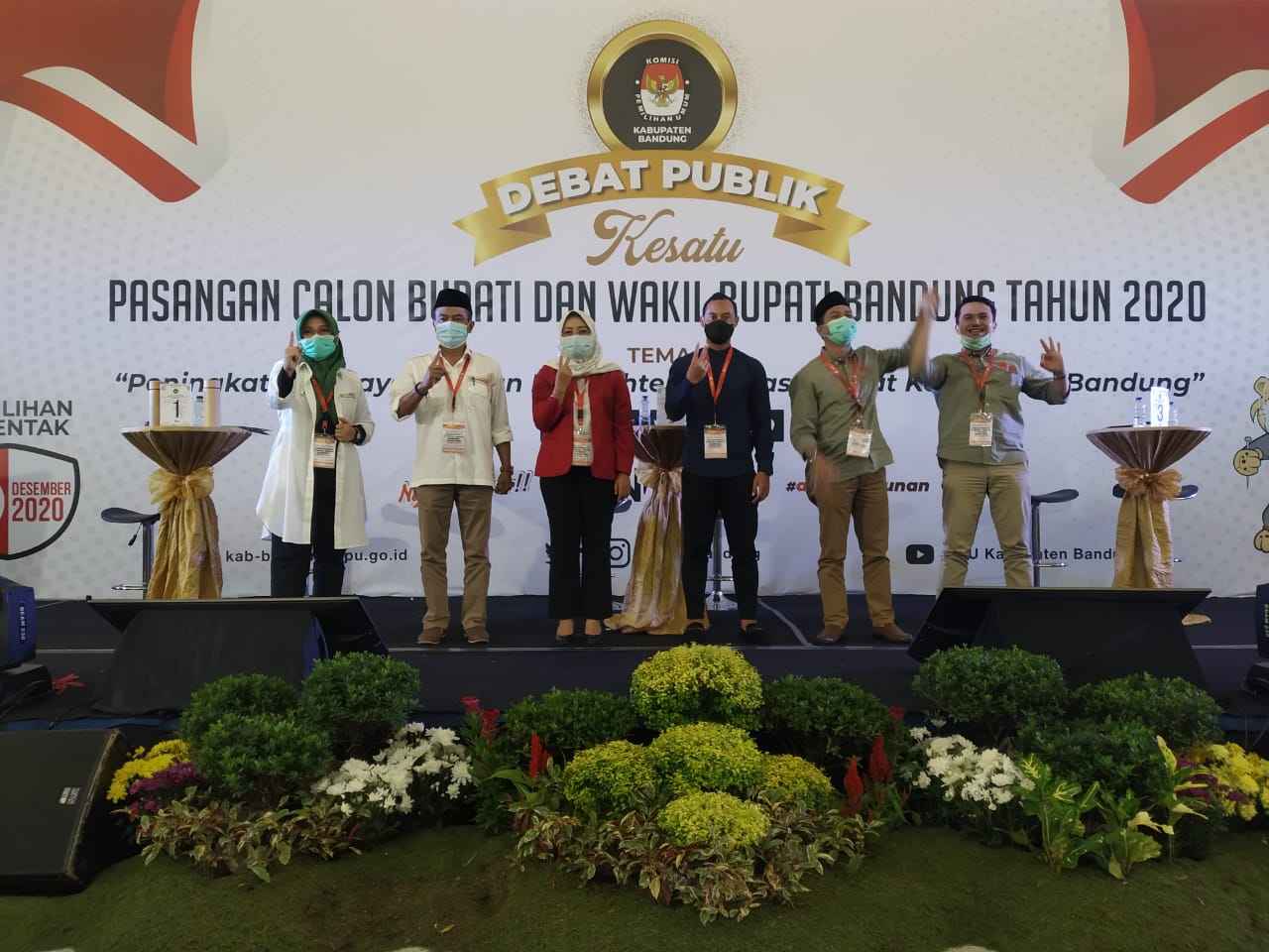 

Tiga Pasangan Calon Bupati dan Wakil Bupati Bandung, berfoto bersama usai mengikuti Debat Publik yang diselenggarakan di Kopo Square, Margahayu, Sabtu (31/10/2020). (Foto : Istimewa)