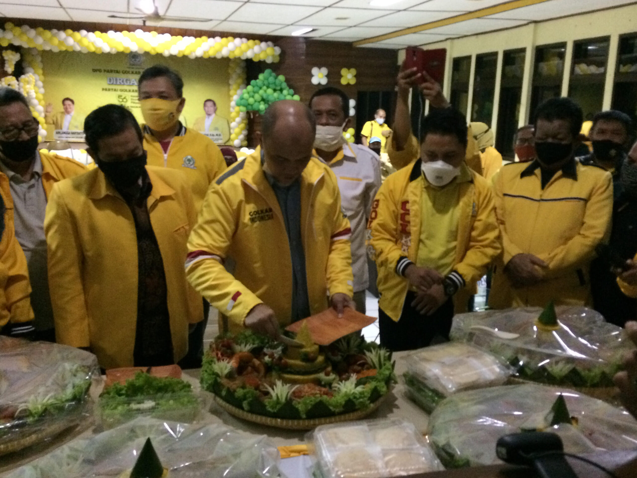 Ketua DPD Partai Golkar Kota Bandung Edwin Senjaya melakukan pemotongan tumpeng dalam acara HUT Partai Golkar tingkat Kota Bandung, di Sekretariat DPD Partai Golkar Kota Bandung, Rabu (21/10/2020) malam. (Foto : avila/dara.co.id)
