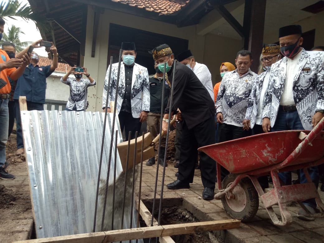 Peletakan batu pertama rehab gedung PGRI (Foto: Verawati/dara.co.id)