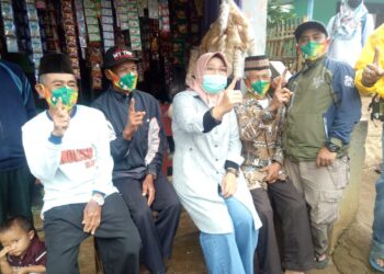Calon Bupati Bandung  Nia Naser saat blusukan di Kecamatan Cicalengka, Senin (30/11/2020). (Foto : verawati/dara.co.id)