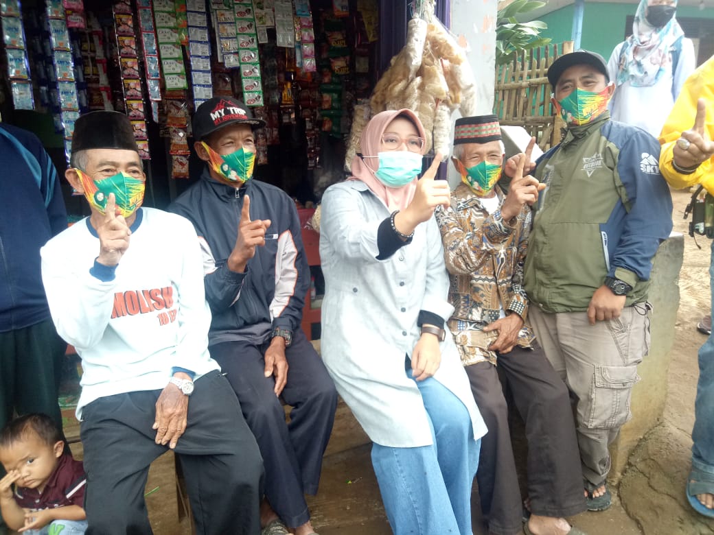 Calon Bupati Bandung  Nia Naser saat blusukan di Kecamatan Cicalengka, Senin (30/11/2020). (Foto : verawati/dara.co.id)