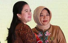 Puan Maharani Menko Pembangunan Manusia dan Kebudayaan (saat itu menyerahkan “Anugerah Tanda Kehormatan Satya Lancana Kebaktian Sosial Kepada Nia Kurnia Agustina pada acara Rakornas Verifikasi dan Validasi Data Kemiskinan Tahun 2015 di Redtop Hotel-Jakarta, Selasa (14/4/2015). Foto : Jabarprov.go.id