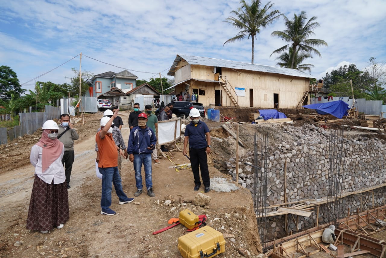 

Bupati Garut, Rudy Gunawan beserta jajaran, saat meninjau langsung beberapa proyek fisik di bagian utara Garut, Sabtu (31/10/2020). (Foto : andre/dara.co.id)

