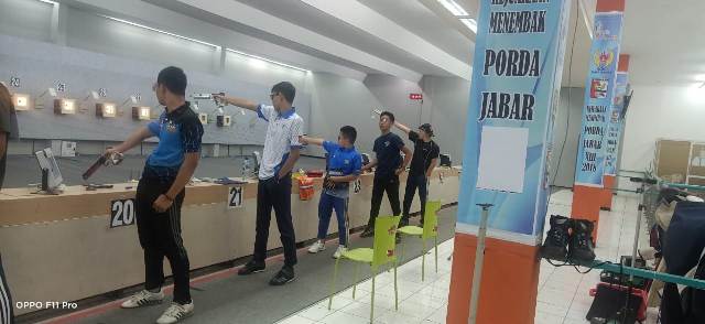Fryzco Leonard Dzikry Yuniawan (11) (tengah), atlet Kabupaten Bandung Barat,  Jawa Barat mendulang emas  pada Kejuaraan Nasional (Kejurnas) Menembak tahun 2020. (Foto : heni/dara.co.id)/ist)
