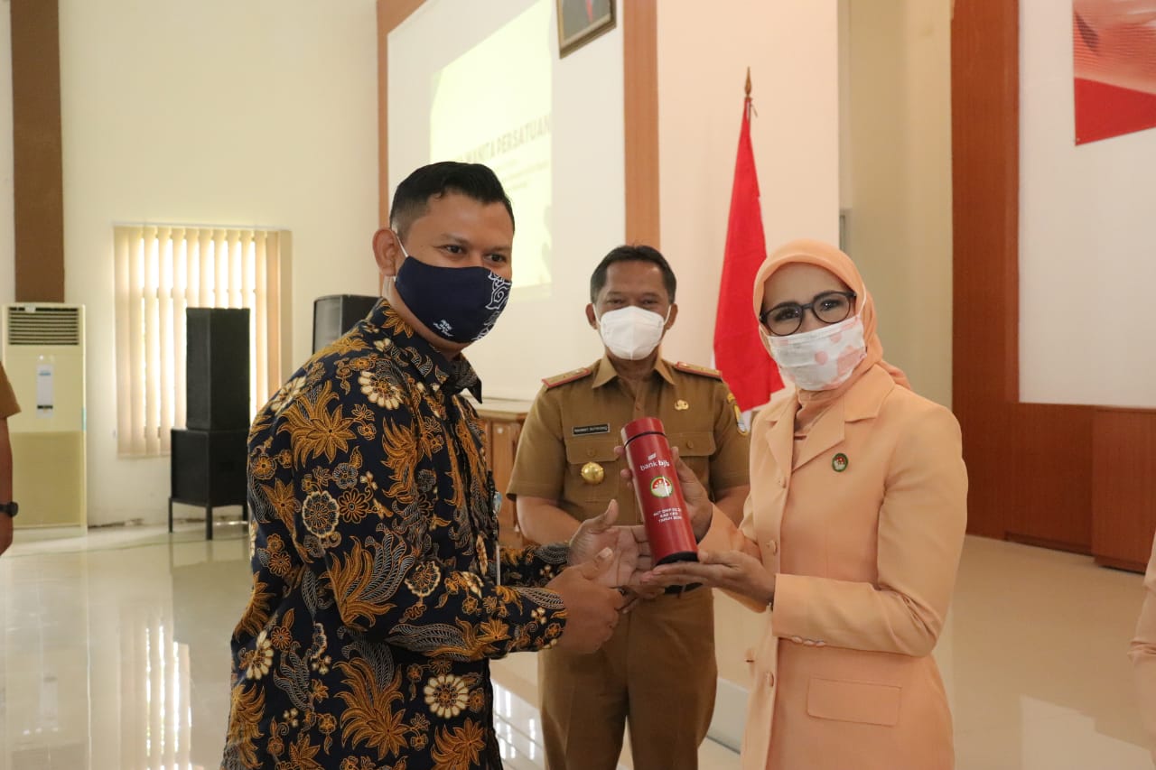 Sekretaris Daerah (Sekda) Kabupaten Cirebon, Rahmat Sutrisno, saat mewakili Bupati Cirebon dalam peringatan hari jadi DWP yang ke-21 (Foto: Bambang Setiawan/dara.co.id)