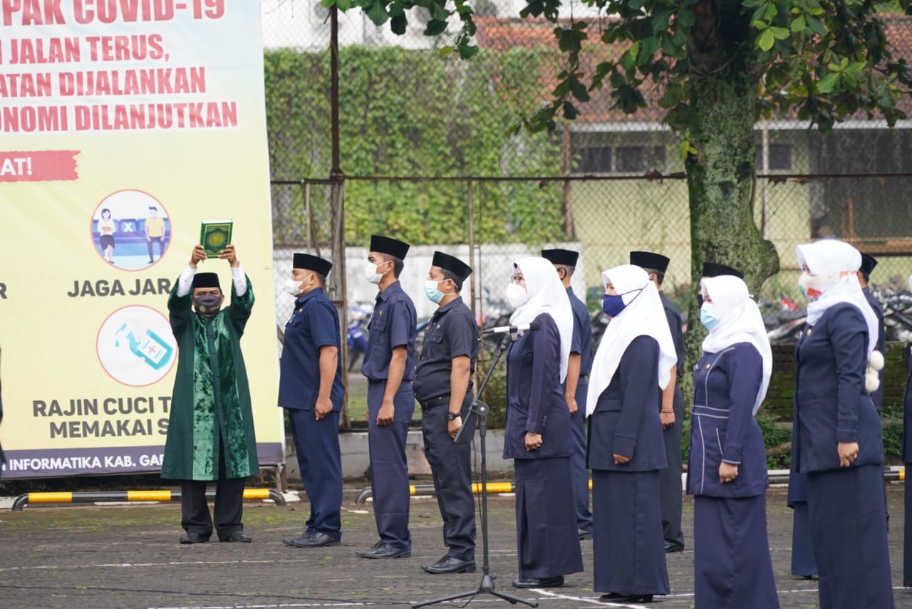 Bupati Garut, Rudy GUnawan, saat melantik pejabat fungsional di pemkab Garut bertempat di Lapang Setda Garut, Jalan Pembangunan, Kabupaten Garut, Rabu (30/12/2020) (Foto: Andre/dara.co.id)
