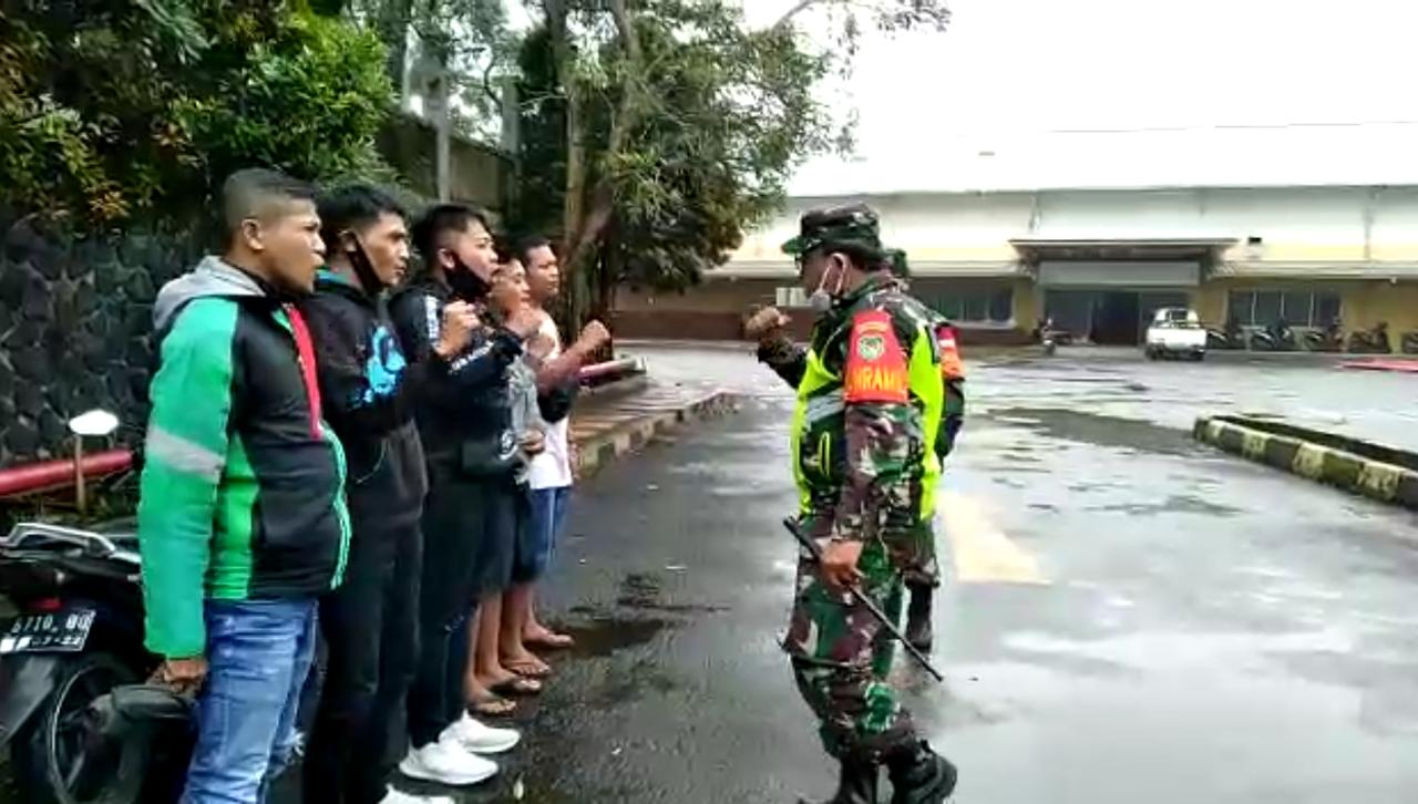 Sejumlah pelanggar prokes diberi sanksi sosial (Foto: Riri Satiri/dara.co.id)