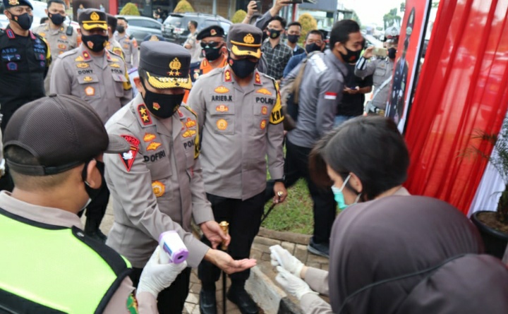 Kapolda Jawa barat, Irjen Pol Drs Ahmad Dofiri MSi saat cek kesiapan di Tol Cipali jelang libur tahun baru (Foto: istimewa)
