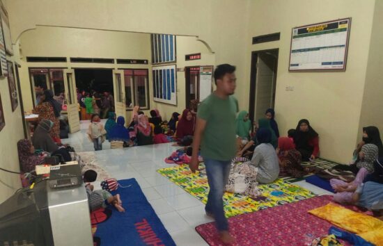 Warga terdampak pergerakan tanah di Kampung Rancapucat dan Ciawi, Desa Ciroyom, Kecamatan Cikelet, Kabupaten Garut direlokasi ke kantor Desa setempat, Senin (21/12/2020). (Foto : andre/dara.co.id)
  