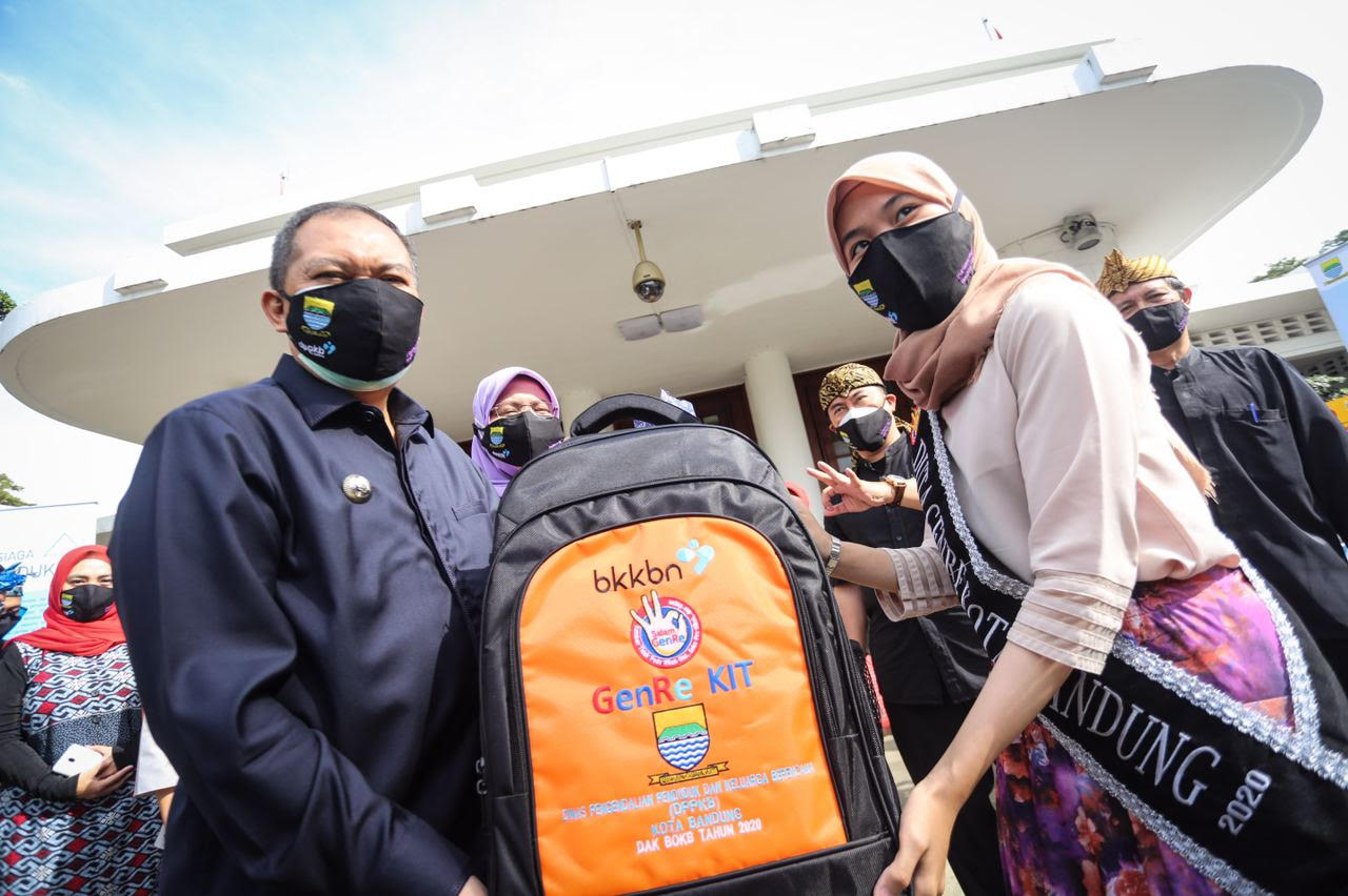 Wali Kota Bandung Oded M Danial menyerahkan 18 unit sepeda motor kepada para penyuluh Keluarga Berencana (KB) diterima oleh Ketua TP-PKK Kota Bandung Siti Muntamah (Foto: Avila/dara.co.id)