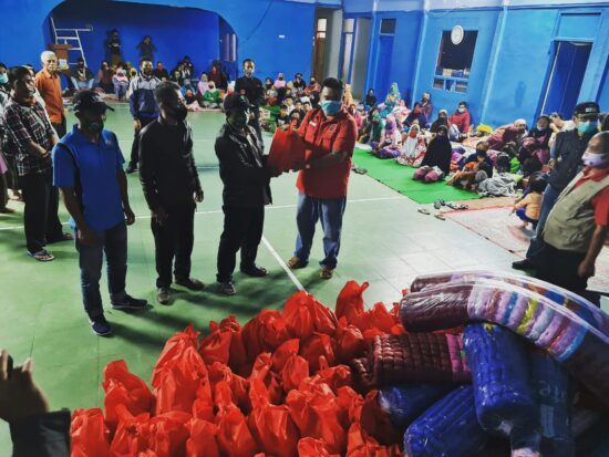 DPC PDI Perjuangan Kabupaten Garut menyalurkan bantuan dari Anggota DPR RI , Dony Maryadi Oekon dan Anggota DPRD Provinsi, Memo Hermawan kepada pengungsi longsor Cisewu (Foto: Andre/dara.co.id)