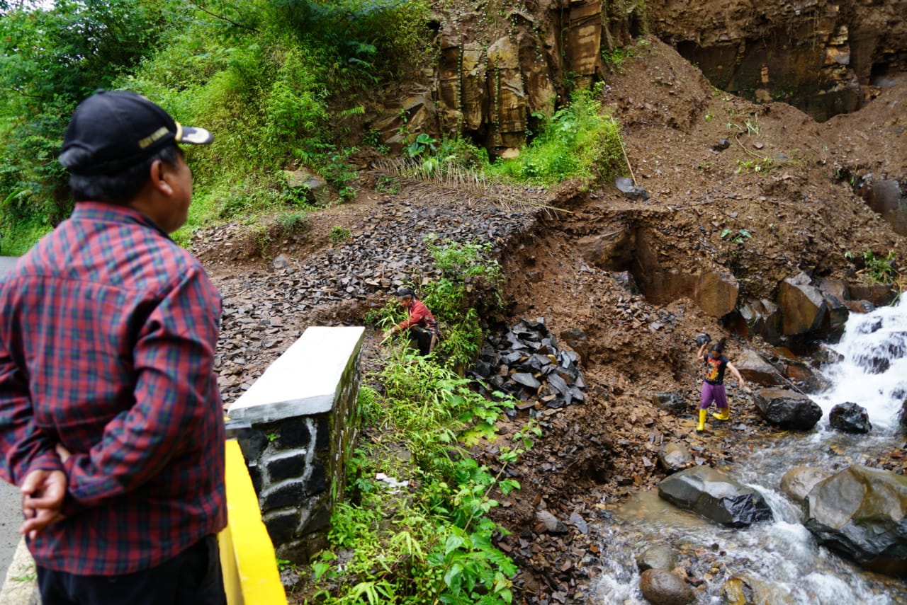 

Bupati Garut, Rudy Gunawan, saat meninjau langsung di sekitar jembatan penghubung antara Kecamatan Pamulihan dan Kecamatan Pakenjeng wilayah selatan Garut, Minggu (6/12/2020). (andre/dara.co.id)