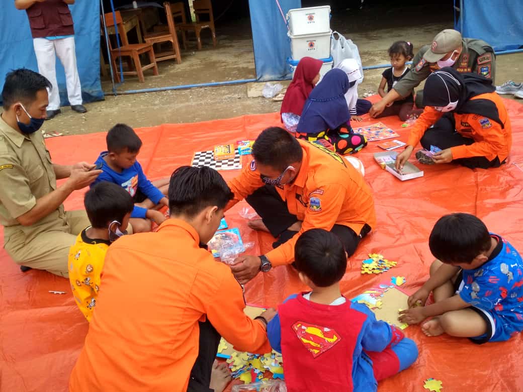 Petugas BPBD Kabupaten Garut memberikan trauma healing kepada sejumlah anak-anak di lokasi pengungsian (Foto: Andre/dara.co.id)