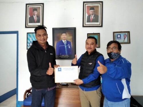 Hamzah (28), saat mengembalikan formulir beserta kelengkapan persyaratannya kepada panitia Musyawarah Daerah (Musda) DPD PAN Kabupaten Garut ke 5, Ahad (13/12/2020). (foto: Andre/dara.co.id)