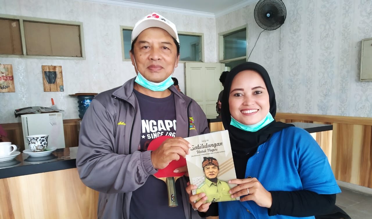 Bupati Bandung Dadang M Naser memberikan buku Sabilulungan karangannya sendiri kepada wartawati dara.co.id Verawati , di Rumah Dinas Bupati, Rabu (16/12/2020). (Foto :istimewa)