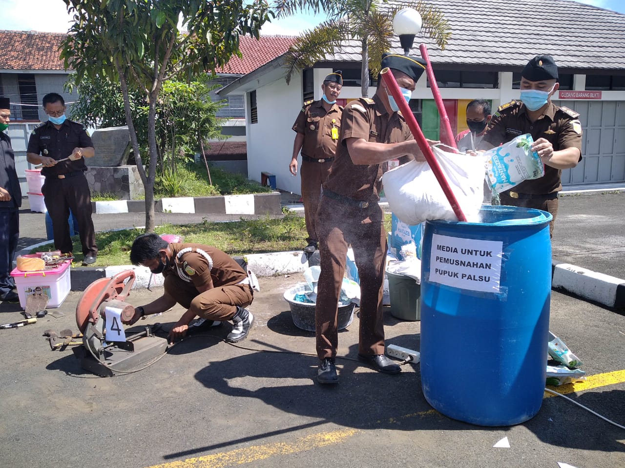 
Kejaksaan Negeri (Kejari) Garut musnahkan barang bukti hasil dari penyidikan penanganan sejumlah perkara pidana yang telah berkekuatan hukum tetap di Halaman Kantor Kejari Garut, Jalan Merdeka, Kabupaten Garut, Rabu (23/12/2020). (Foto : andre/dara.co.id)
