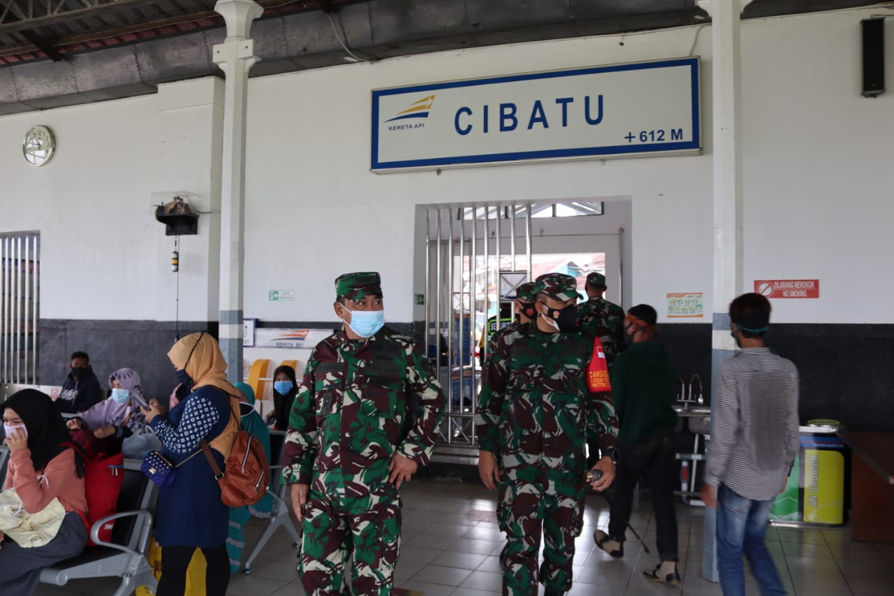 Tim Wasev Irdam III/Siliwangi yang dipimpin Irtum Irdam III/Slw, Kolonel Inf. Iriandi Swabowo, dan Waas Intel Kasdam III/Slw, Letkol Inf. Moch Arief Gumelar, saat melakukan kunjungan ke sejumlah Posco Covid-19 di wilayah Kodim 0611/Garut (Foto: Andre/dara.co.id)