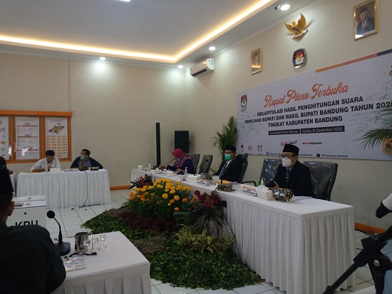 KPU Kabupaten Bandung sedang menggelar sidang pleno rekapitulasi perolehan suara (Foto: Verawati/dara.co.id)