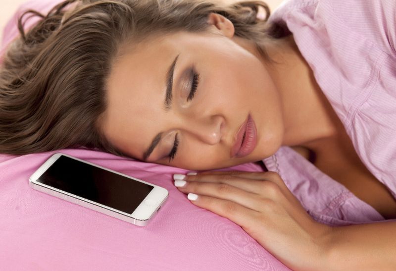 Ilustrasi tidur dekat ponsel (Foto: Okezone.com)