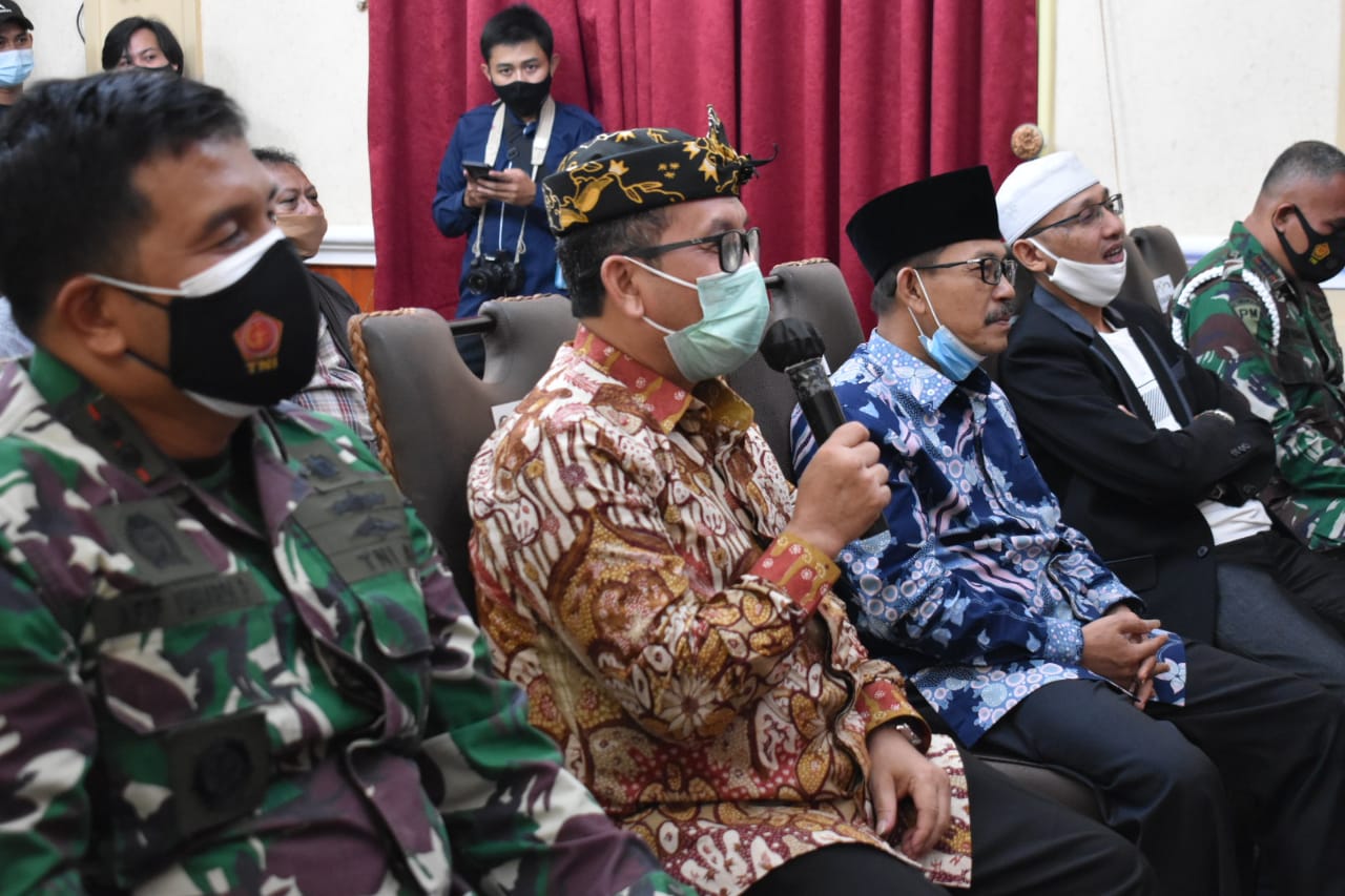 Bupati Cirebon Lakukan Monitoring Pelaksanaan Natal secara Virtual (Foto: Bambang Setiawan/dara.co.id)