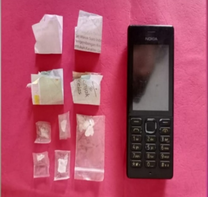 Barang bukti sabu dan handphone jajaran Polres Indramayu yang diamankan dari seorang terduga pengedar sabu di Indramayu (Foto: Yohanes/dara.co.id)