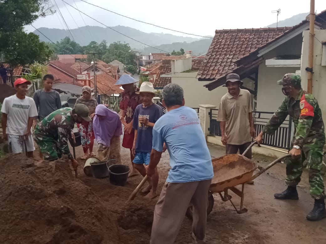 Warga bersama TNI membersihkan material longsor yang menutup badan jalan (Foto: Yohanes/dara.co.id)

