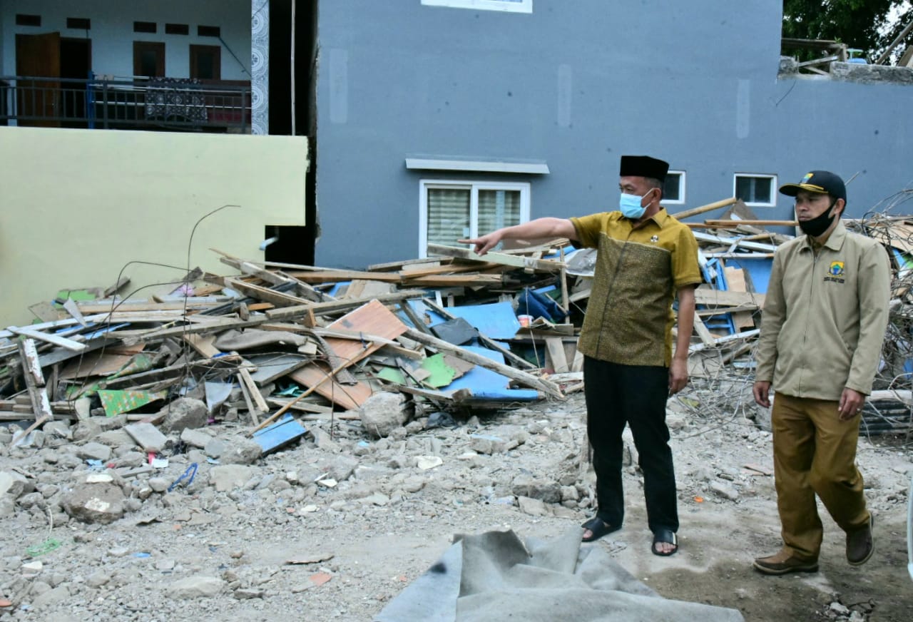 Ade Barkah saat meninjau ambruknya Ponpes Al-Madaroh (Foto: Purwanda/dara.co.id)