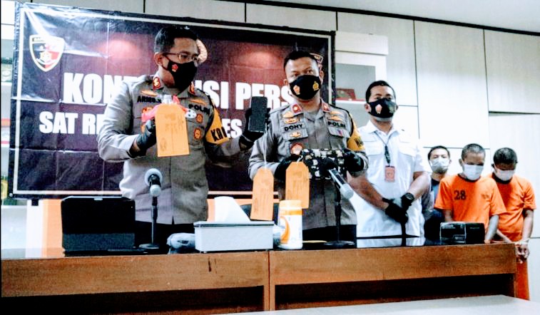 
Kapolres Subang AKBP Aries Kurniawan didampingi Kasatreskrim gelar perkara kasus begal di Ruang Rapat Gedung Polres Subang, Rabu kemarin (20/1/2021).
