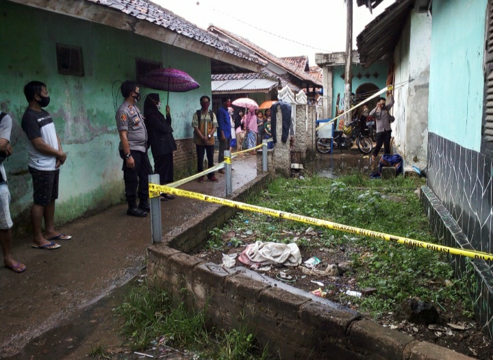 Sesosokmayat ditemkan di kamar kontrakannya. Polisi masih mandalami kasus ini (Foto: Yudi/dara.co.id)