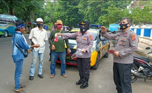 Kompol Yayah Sisir terminal Subang, dan tindak tegas pelanggar prokes (Foto: Yudi/dara.co.id)