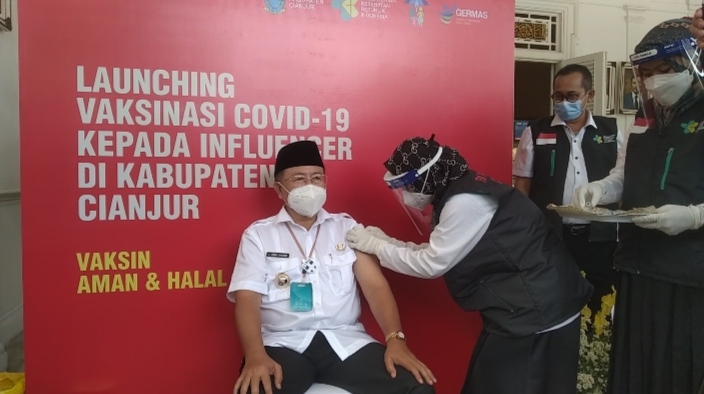 Pelaksana tugas (Plt) Bupati Cianjur, Herman Suherman bersama forum komunikasi pimpinan daerah (Forkopimda) menerima vaksinasi Covid-19 (Foto: Purwanda/dara.co.id)