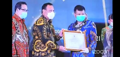 Bupati Bandung Barat Aa Umbara Sutisna, saat menerima penghargaan Anugrah Meritokrasi Kategori Baik dari KASN
