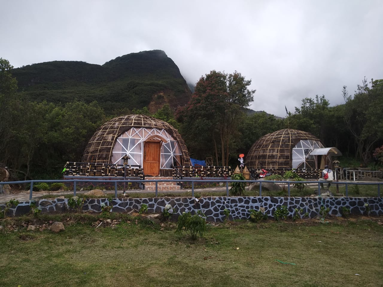 Cottege dengan konsep rumah adat Papua, menjadi salah satu daya tarik baru bagi pengunjung di TWA Gunung Papandayan, Kecamatan Cisurupan Garut (Foto: Istimewa)