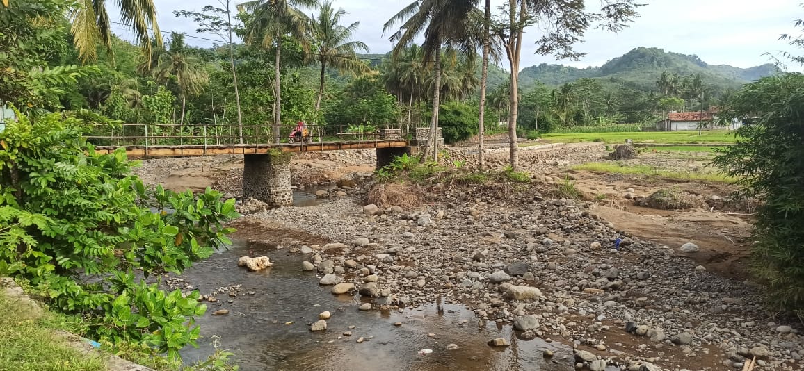 Jembatan Bangbayang belun juga diperbaiki. Padahal, sudah lama rusak (Foto: Andre/dara.co.id)