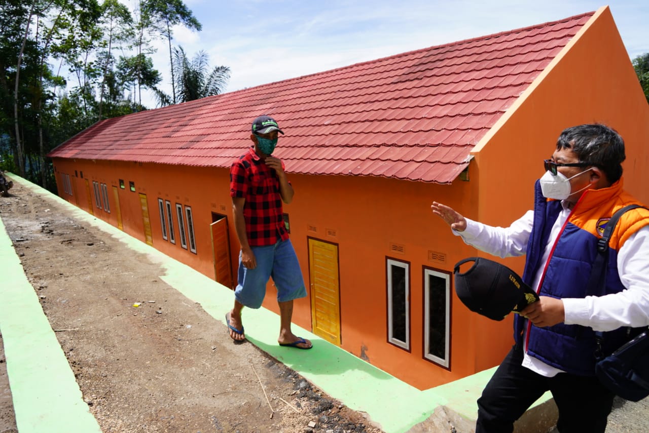 -Bupati Garut, Rudy Gunawan, serahkan rumah bantuan kepada korban bencana yang terjadi di awal tahun 2020 kemarin, di Desa Sukamaju, Kecamatan Talegong, Kabupaten Garut (Foto: Andre/dara.co.id)