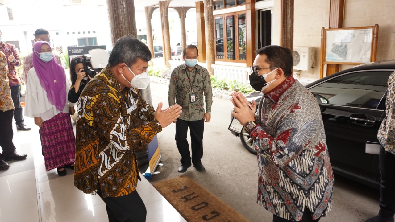 Bupati Garut, Rudy Gunawan, menerima kunjungan dari BKSAP (Badan Kerja Sama Antar Parlemen) DPR RI (Dewan Perwakilan Rakyat Republik Indonesia) di Ruang Pamengkang, Pendopo Garut (Foto: Andre/dara.co.id)