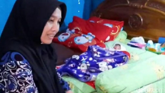Dedeh tiba-tiba melahirkan, padahal tidak merasa hamil (Foto: Dadang Hermansyah/detikcom).
