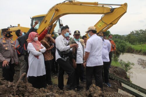 Bupati Cirebon Imron Rosyadi bersama Kepala Dinas PUPR Iwan Rizky, saat kunjungan ke lokasi jembatan ambruk di Desa Karangwuni Kecamatan Sedong (Foto: bambang Setiawan/dara.co.id)
